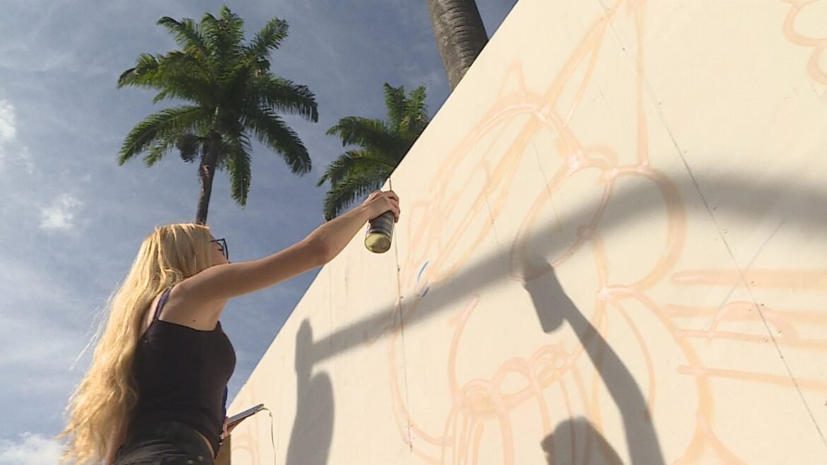 artistas-pintam-tapumes-e-fazem-mural-no-entorno-da-praca-da-liberdade,-em-bh artistas-pintam-tapumes-e-fazem-mural-no-entorno-da-praca-da-liberdade,-em-bh