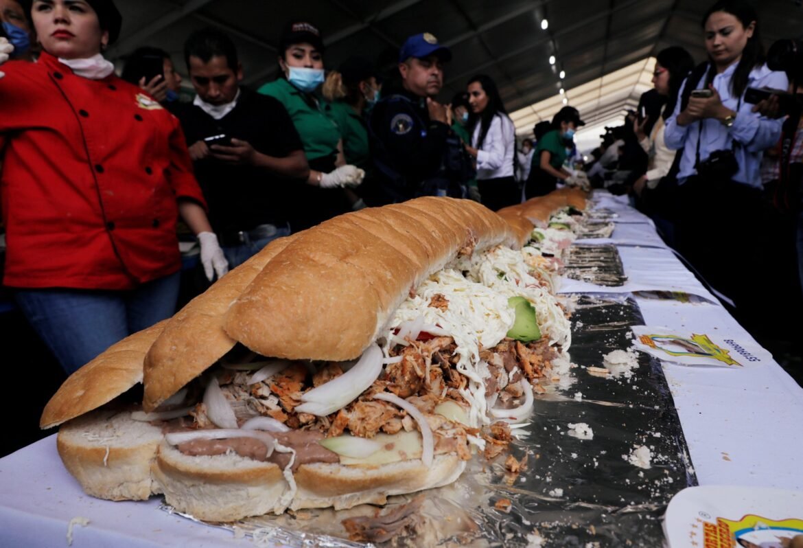 cidade-do-mexico-faz-sanduiche-gigante-de-865-kg