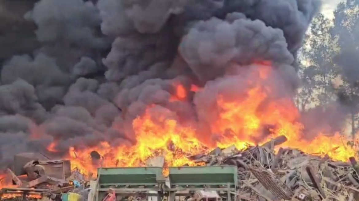 incendio-de-grandes-proporcoes-atinge-unidade-de-processamento-de-material-reciclavel;-video incendio-de-grandes-proporcoes-atinge-unidade-de-processamento-de-material-reciclavel;-video