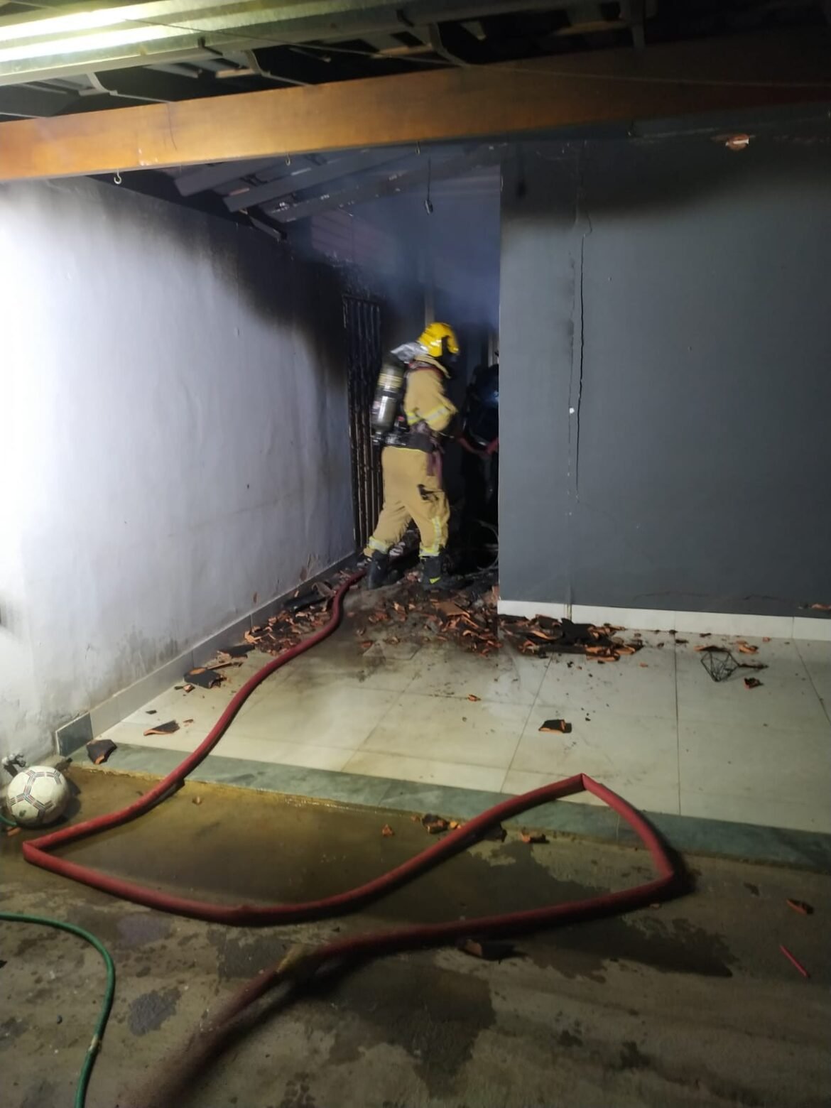 curto-circuito-em-ventilador-pode-ter-causado-incendio-em-casa-no-bairro-carmelo,-em-montes-claros curto-circuito-em-ventilador-pode-ter-causado-incendio-em-casa-no-bairro-carmelo,-em-montes-claros