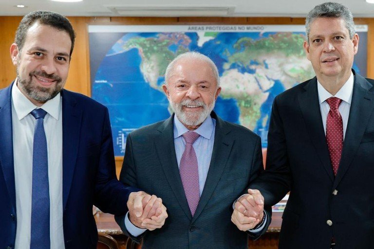 boulos-toma-posse-como-ministro-e-pede-minuto-de-silencio-por-vitimas-de-operacao-no-rio boulos-toma-posse-como-ministro-e-pede-minuto-de-silencio-por-vitimas-de-operacao-no-rio