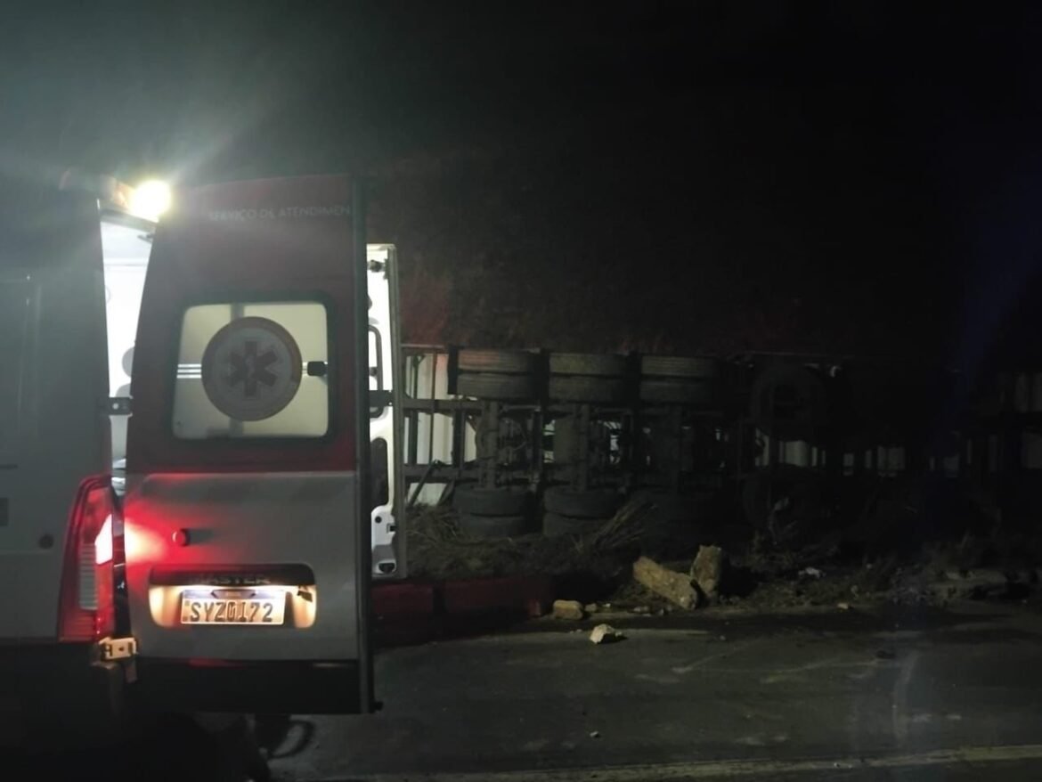 carreta-que-transportava-carne-em-conteiner-refrigerado-tomba-na-serra-de-francisco-sa