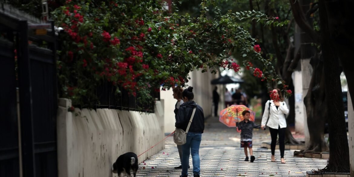 capital-paulista-amanhece-com-ceu-encoberto-e-chuva