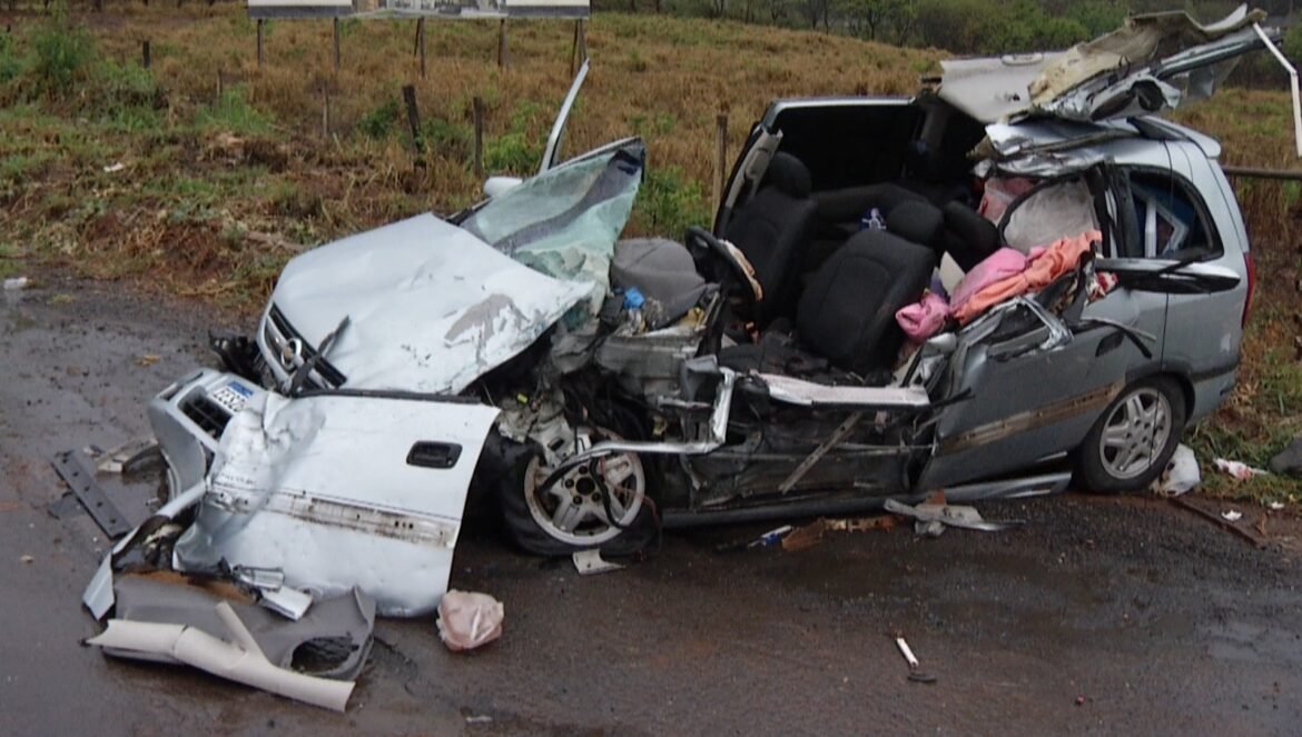 acidente-entre-onibus-e-carro-deixa-casal-e-neto-feridos-em-montes-claros