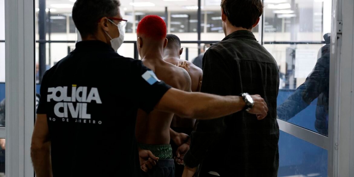 policiais-civis-do-rj-cobram-adicional-de-100%-sobre-pensao-por-morte