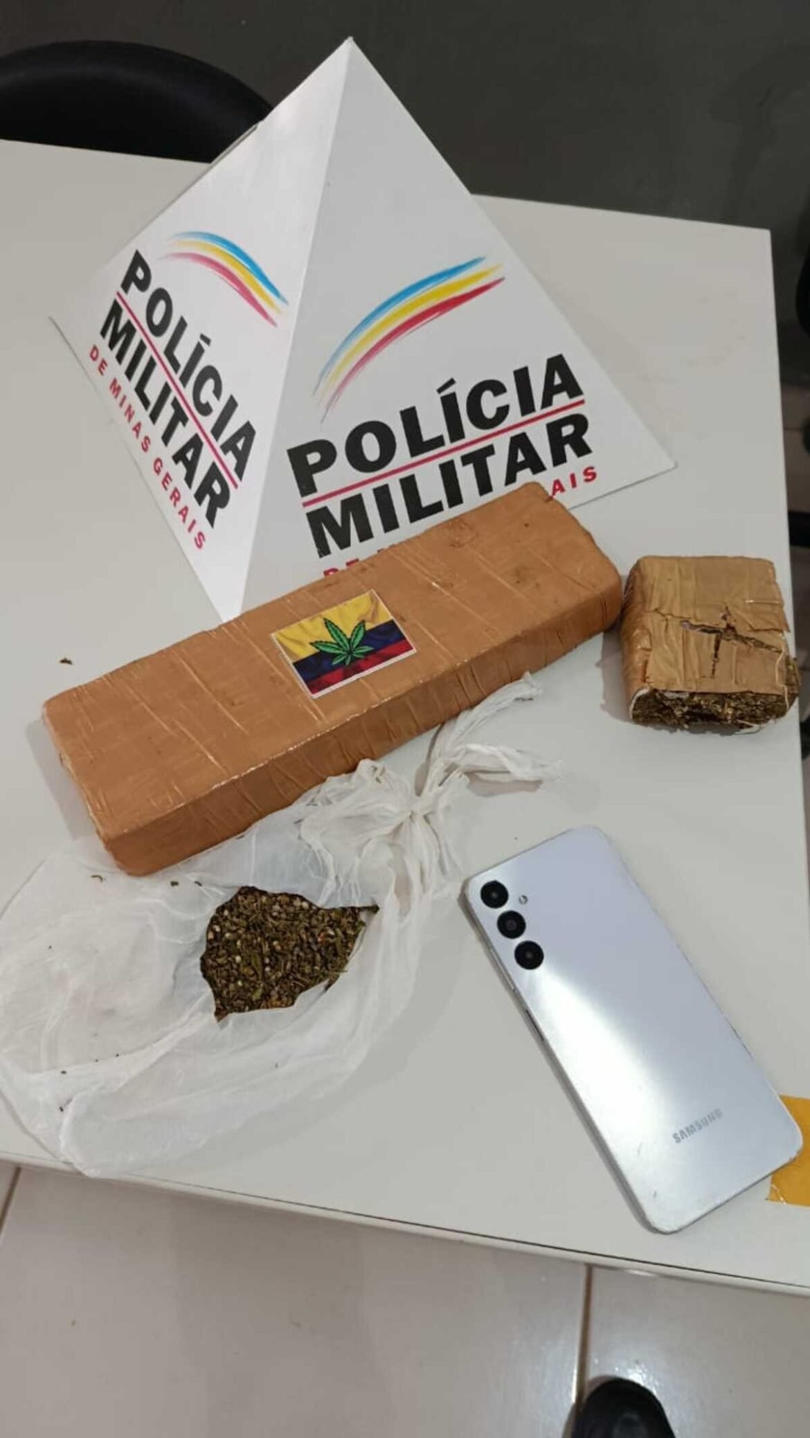 jovem-que-viajava-de-taxi-e-preso-com-maconha-na-bagagem-em-santa-fe-de-minas