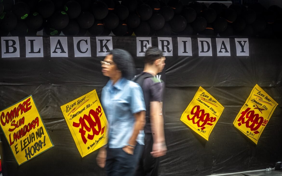 black-friday:-golpes-na-madrugada,-alerta-serasa