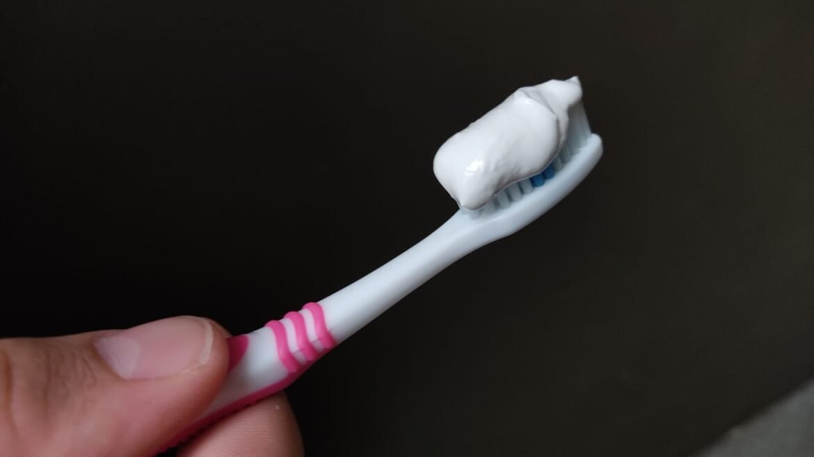 e-#fake-que-quadradinhos-nos-tubos-de-pasta-de-dente-indicam-presenca-‘produtos-quimicos’