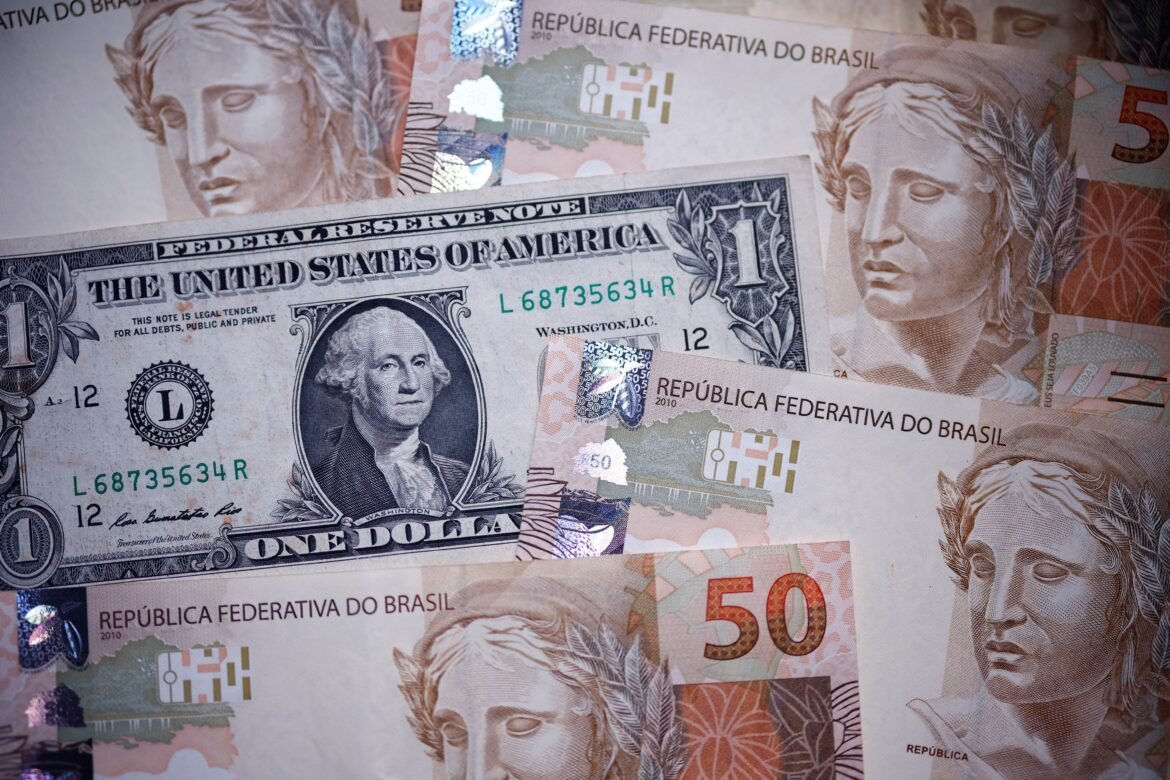 dolar-sobe-e-fecha-a-r$-5,39-com-cautela-global;-ibovespa-avanca-e-tem-7o-recorde-seguido