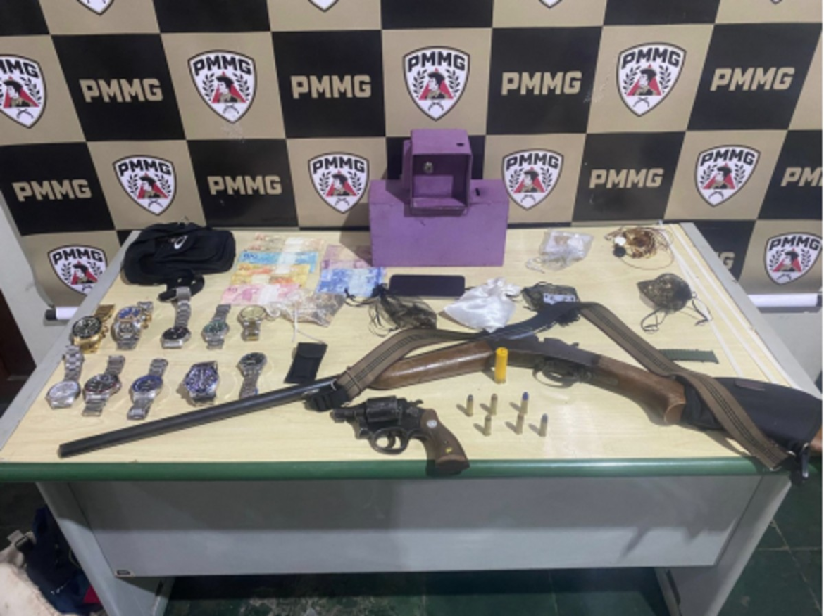 policia-recupera-joias,-relogios-e-cofre-furtados-de-sitio-em-tres-marias