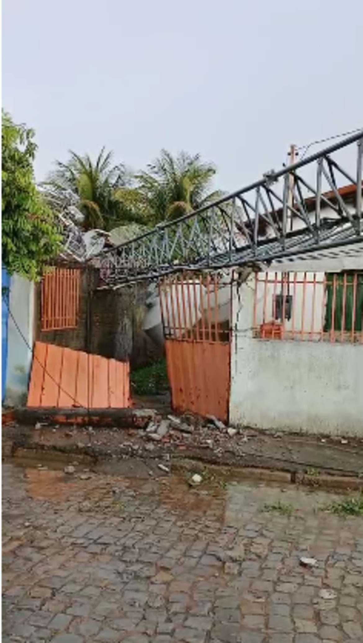 temporal-derruba-postes-e-destelha-casas-em-itacarambi;-video-e-fotos