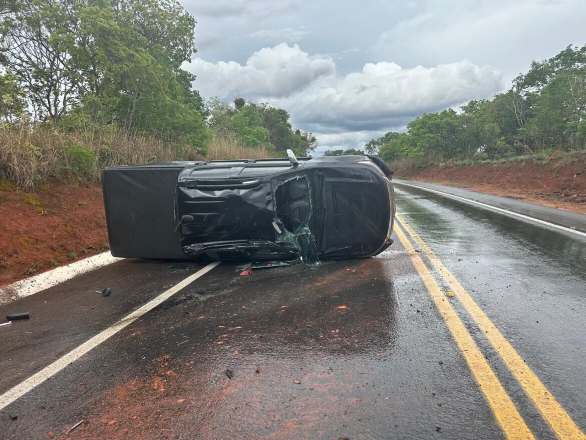 duas-pessoas-ficam-feridas-em-tombamento-de-caminhonete-na-br-365