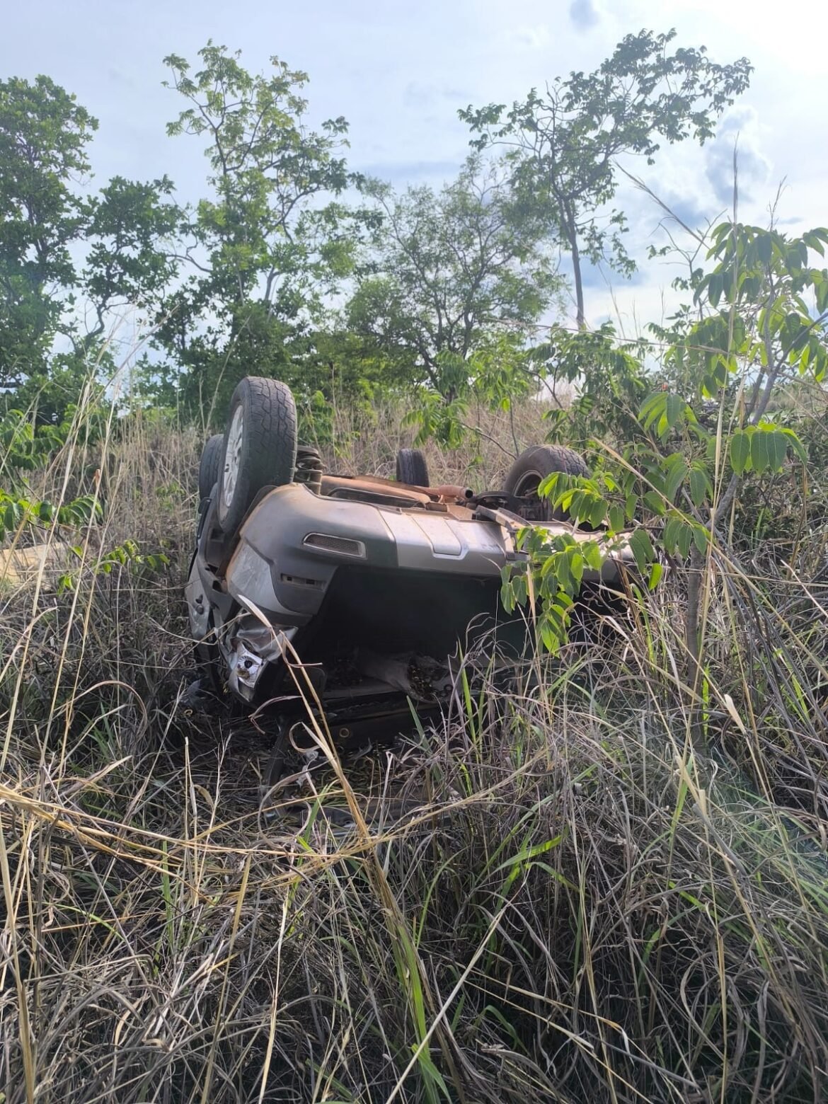 passageiro-de-carro-fica-ferido-em-capotamento-na-br-135