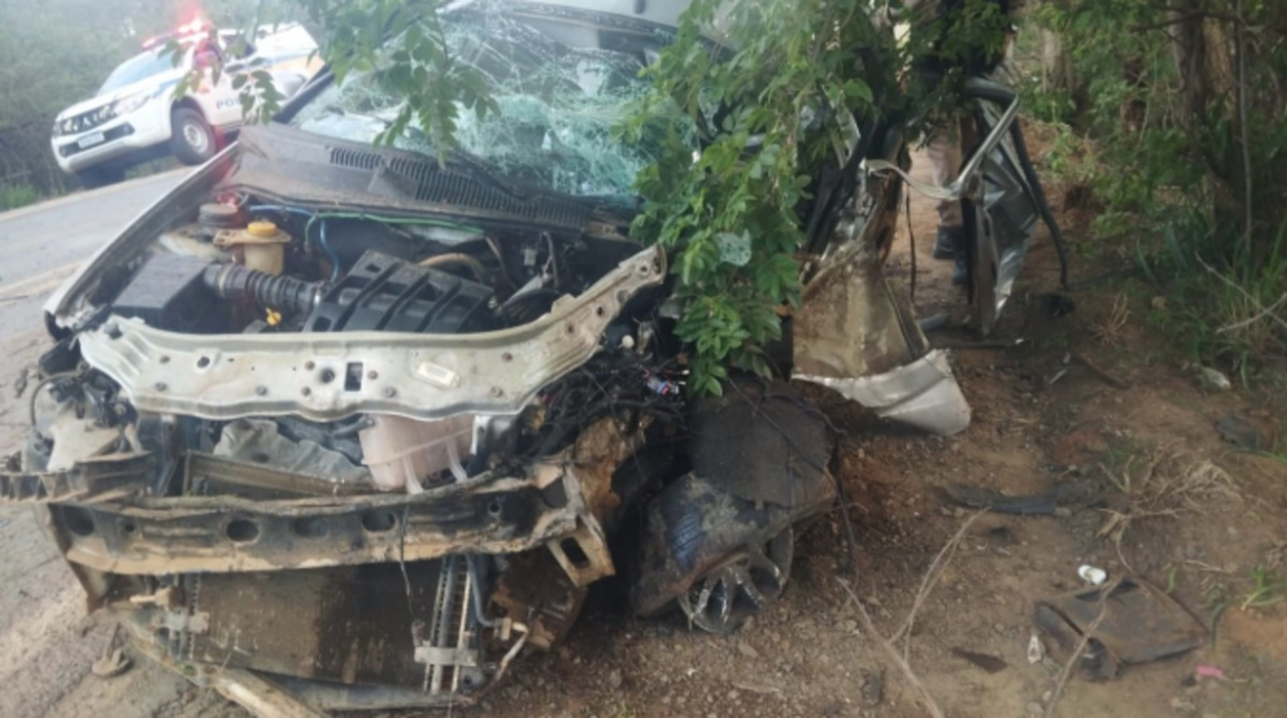 motorista-morre-apos-perder-controle-de-carro-e-atingir-arvore-na-mg-401