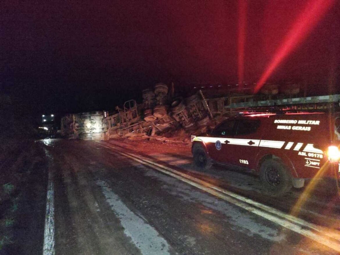 caminhao-carregado-com-mais-de-40-toneladas-de-soja-tomba-na-lmg-628,-em-unai