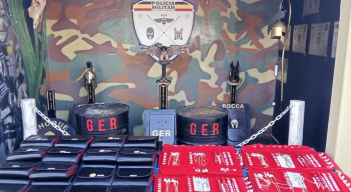 trinta-mostruarios-de-semijoias-roubados-sao-encontrados-em-matagal,-em-montes-claros