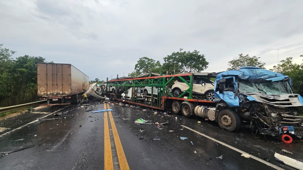 motorista-de-carreta-fica-ferido-em-colisao-frontal-com-cegonheira-na-br-135