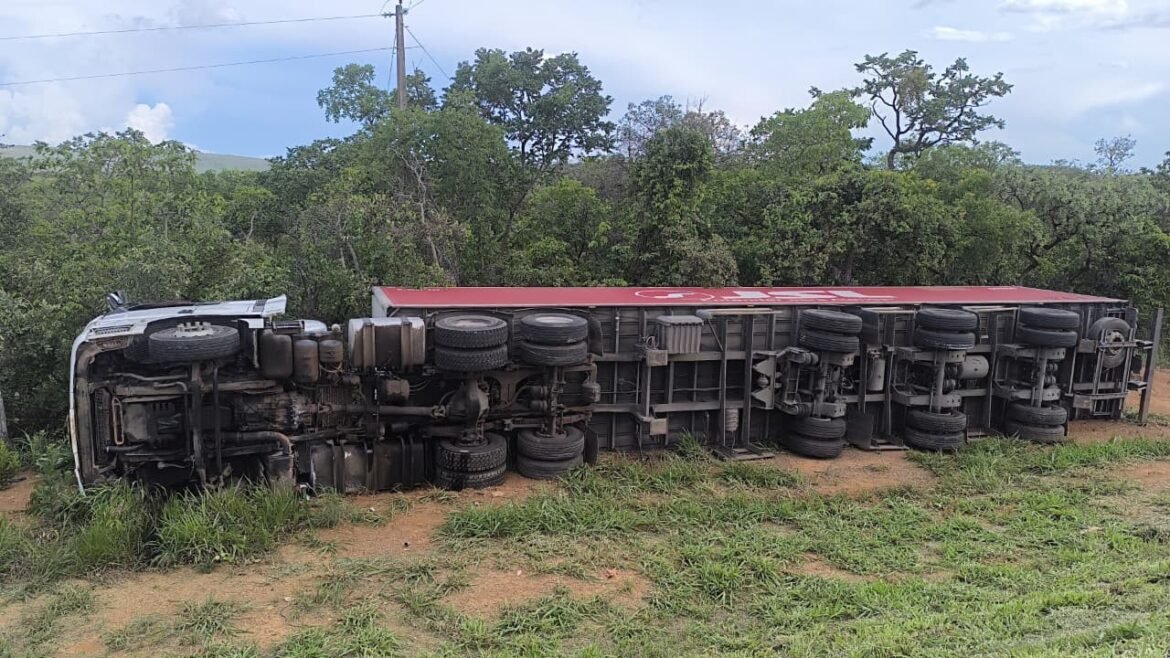 carreta-carregada-com-produtos-de-comercio-eletronico-tomba-na-br-135