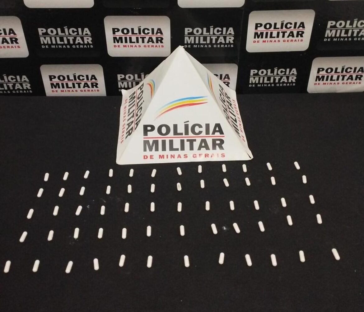 esposa-de-homem-monitorado-por-tornozeleira-eletronica-e-presa-ao-sair-de-mata-com-pedras-de-crack