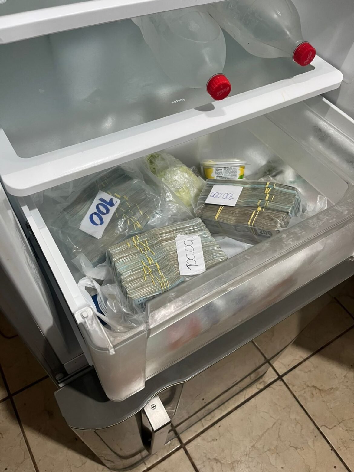 policia-encontra-mais-de-r$-300-mil-escondidos-em-gaveta-de-geladeira-durante-operacao-de-combate-ao-trafico-de-drogas-em-mg