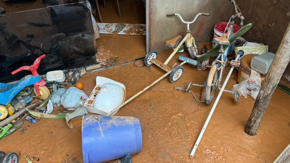 rompimento-de-adutora-deixa-ruas-e-casas-alagadas-em-montes-claros
