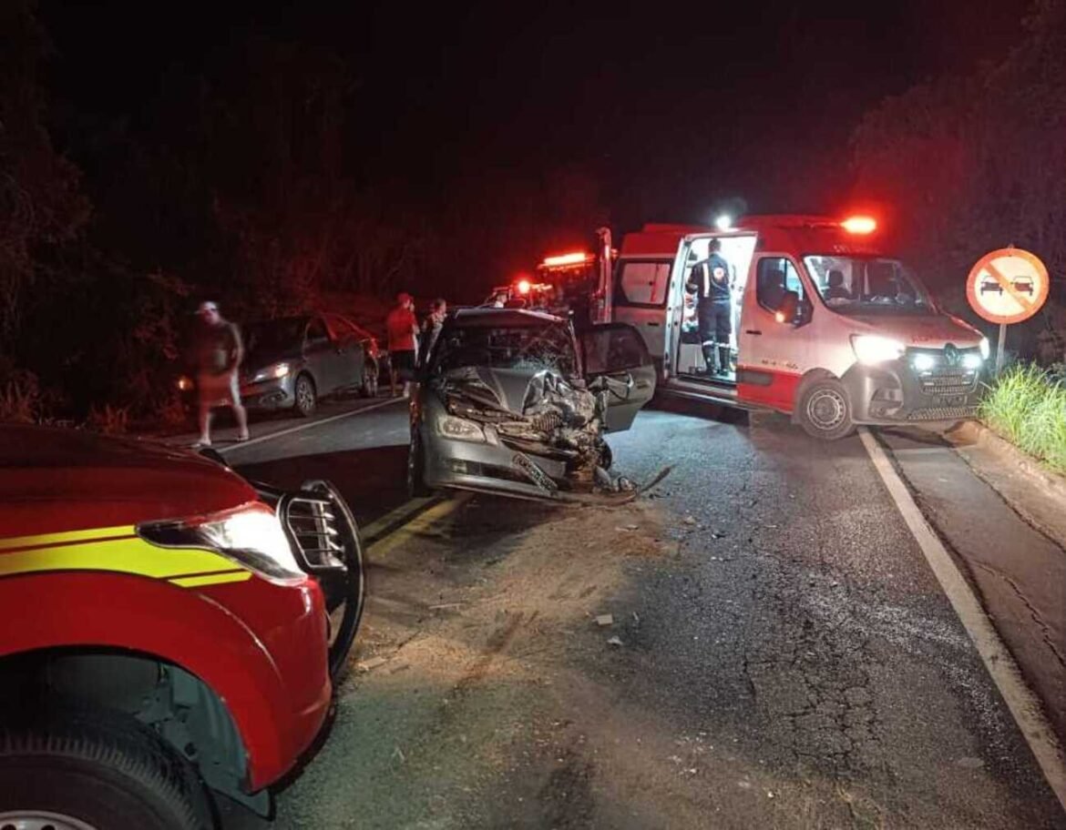 dois-motoristas-ficaram-feridos-em-acidente-na-br-135