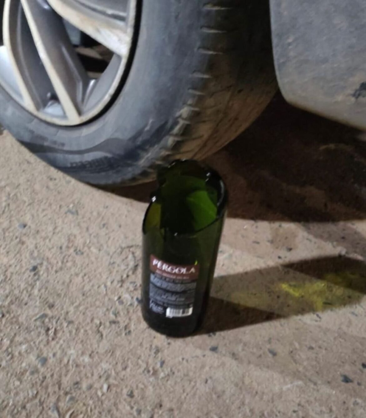 com-garrafa-de-vinho-na-mao,-motorista-de-caminhonete-bate-em-bmw,-dizem-testemunhas