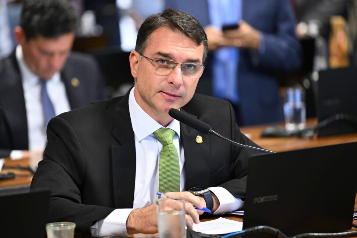 quaest:-49%-acham-que-flavio-bolsonaro-vai-levar-candidatura-ate-o-fim;-38%,-que-vai-usa-la-para-negociar-algo