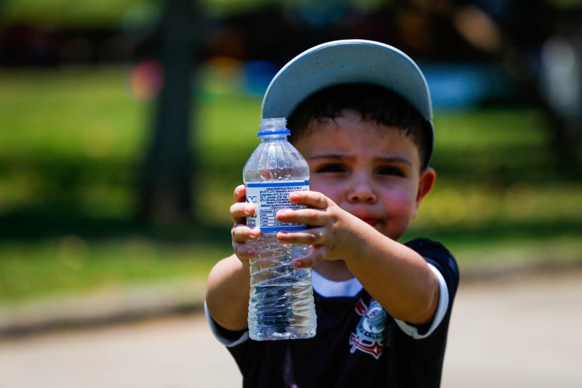 desidratacao-no-calor:-xixi-e-‘termometro’-para-evitar-quadro;-criancas-e-idosos-correm-maior-risco