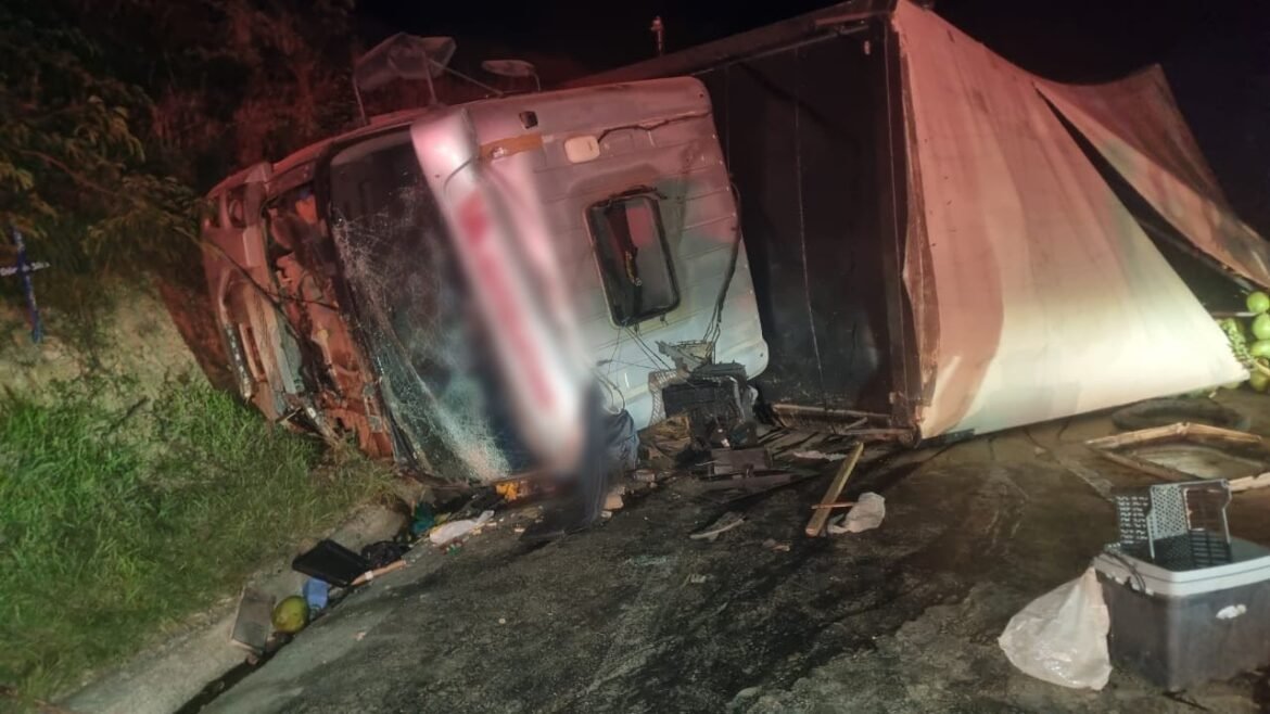 caminhao-carregado-como-cocos-capota-na-br-251-e-tres-pessoas-ficam-feridas