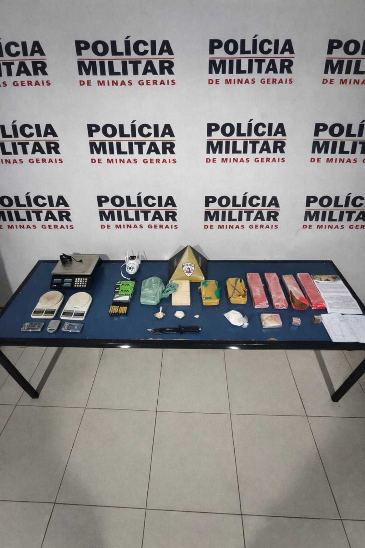 apos-ser-flagrado-avancando-placa-de-parada-obrigatoria,-motorista-e-perseguido-pela-pm-e-acaba-preso-com-drogas-e-municoes-em-montes-claros