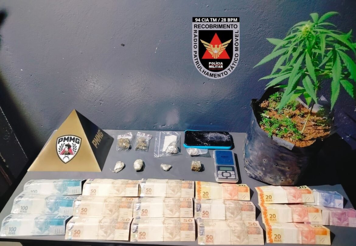 porcoes-de-maconha-sao-apreendidas-apos-condutor-inabilitado-ser-abordado-com-moto-sem-placa-em-unai