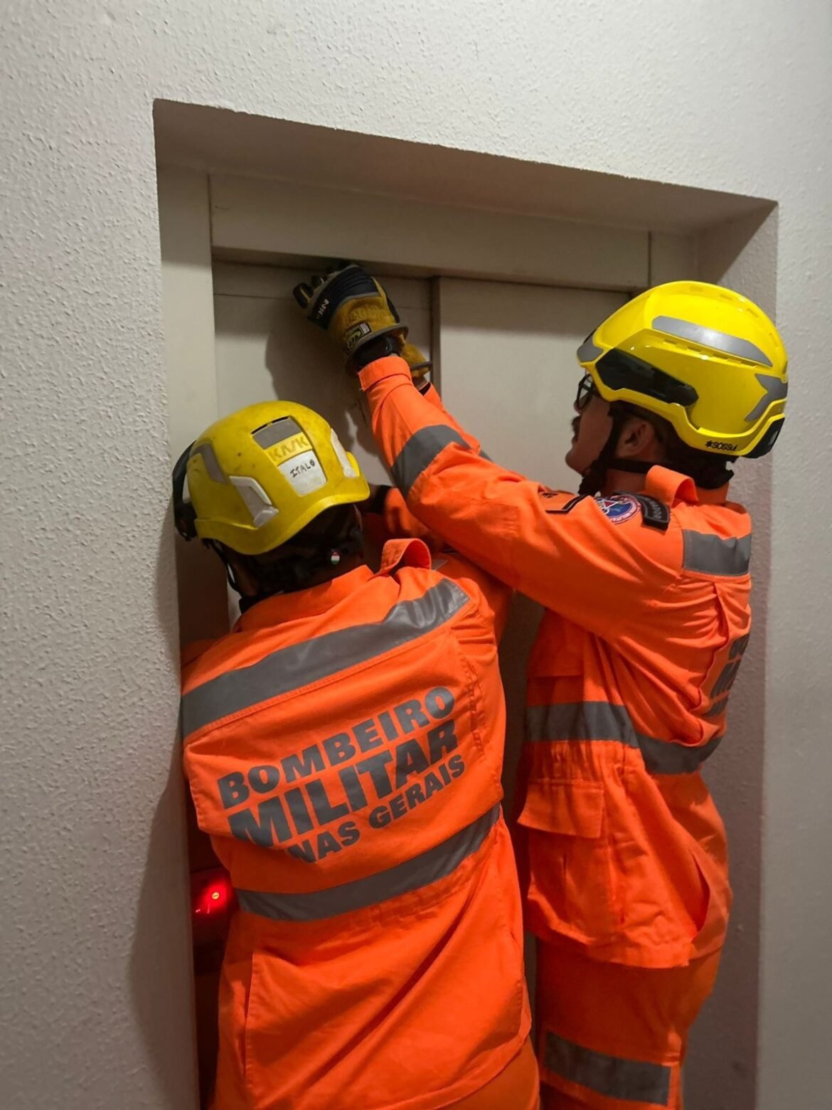 bombeiros-resgatam-pai-e-filha-presos-em-elevador-em-unai