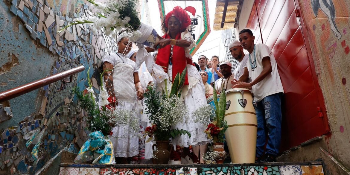baianas-lavam-escadaria-em-copacabana-em-homenagem-a-oxossi