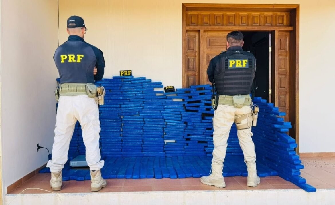 prf-apreende-mais-de-300-kg-de-maconha-em-porta-malas-de-carro-na-br-251;-video