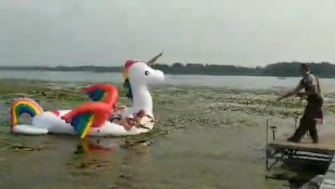 policia-resgata-mulheres-presas-em-bote-de-unicornio-em-lago-nos-eua
