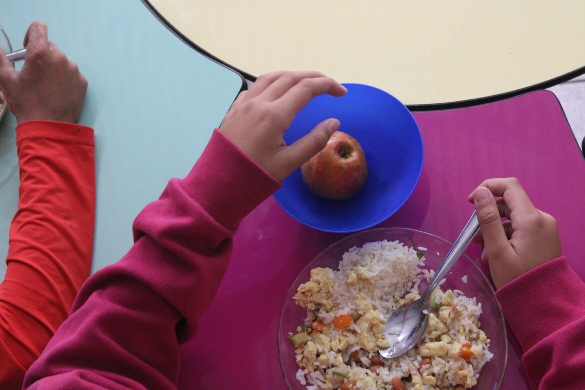 adolescentes-consomem-menos-ultraprocessados-em-capitais-com-regras-para-venda-em-escolas