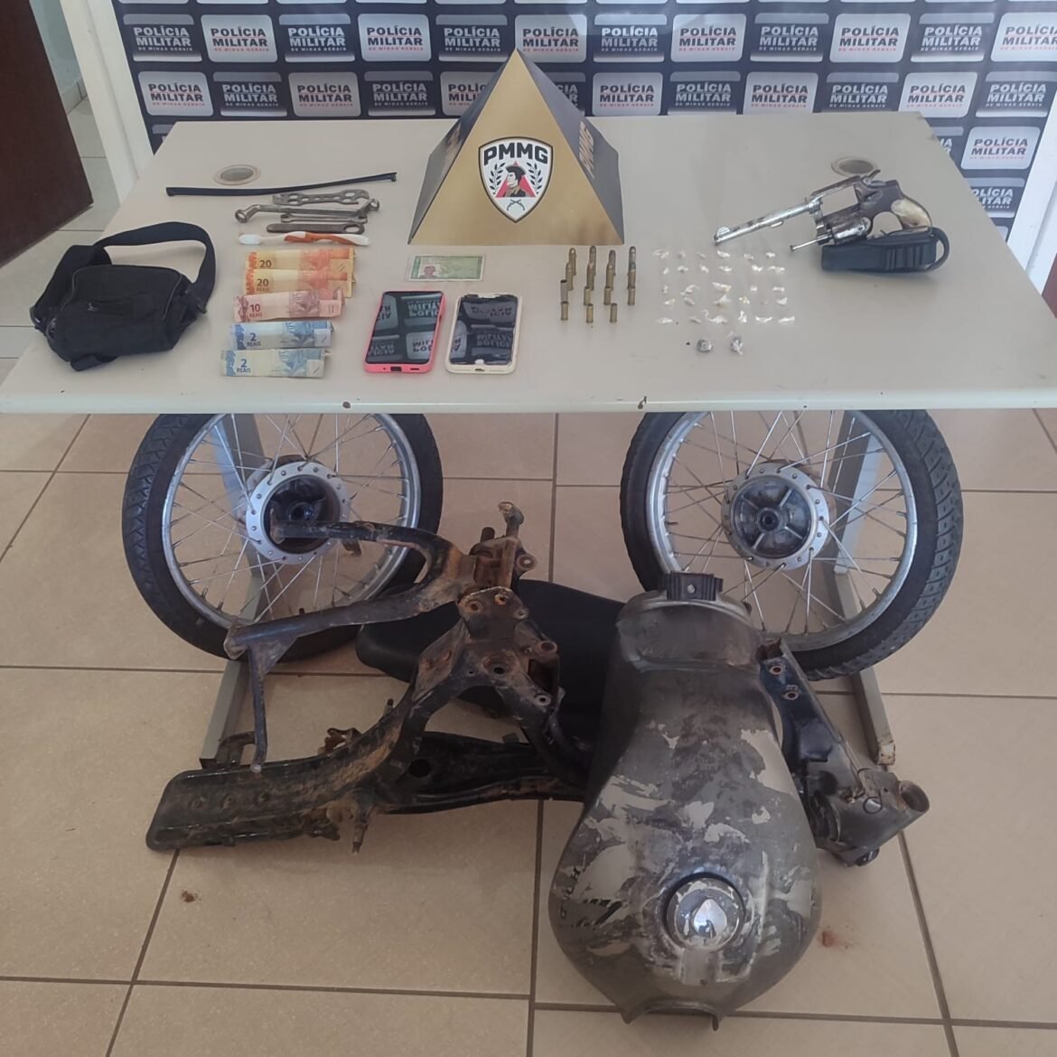 perseguicao-termina-com-apreensao-de-arma,-municoes,-pecas-de-moto-furtada-e-ferramentas-usadas-para-desmonte-de-veiculos