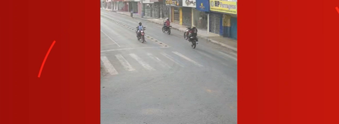 flagrado-empinando-moto,-homem-e-abordado-com-calcado-irregular-e-veiculo-com-escapamento-barulhento