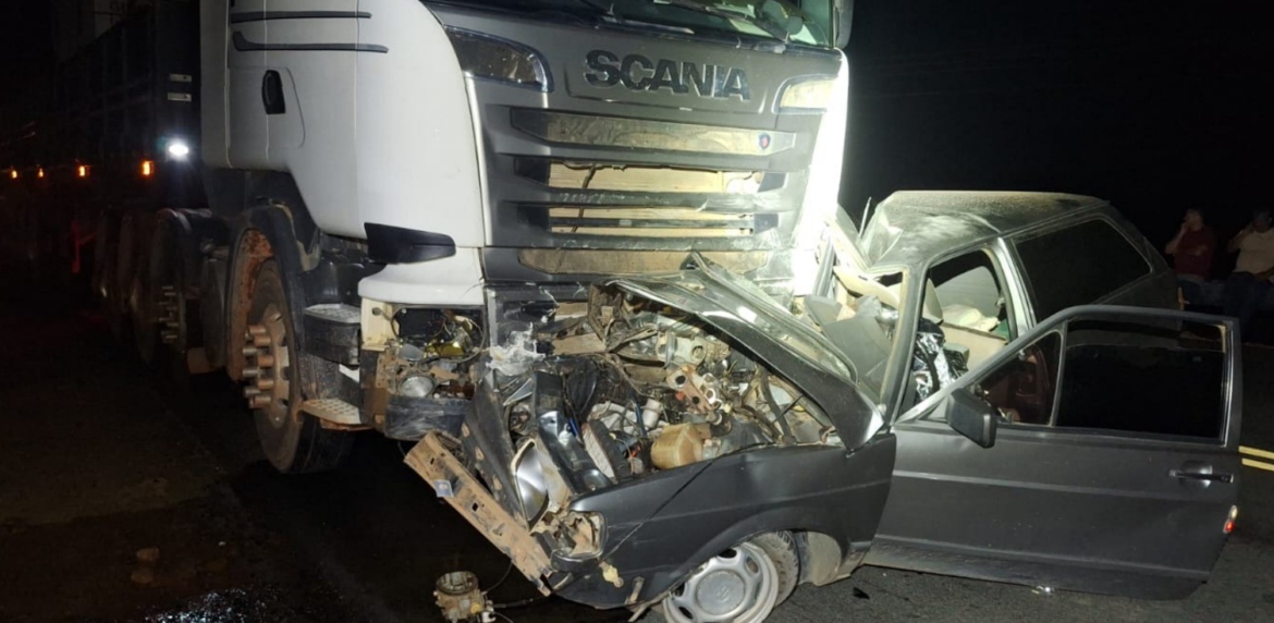 motorista-morre-apos-batida-com-caminhao-na-lmg-626