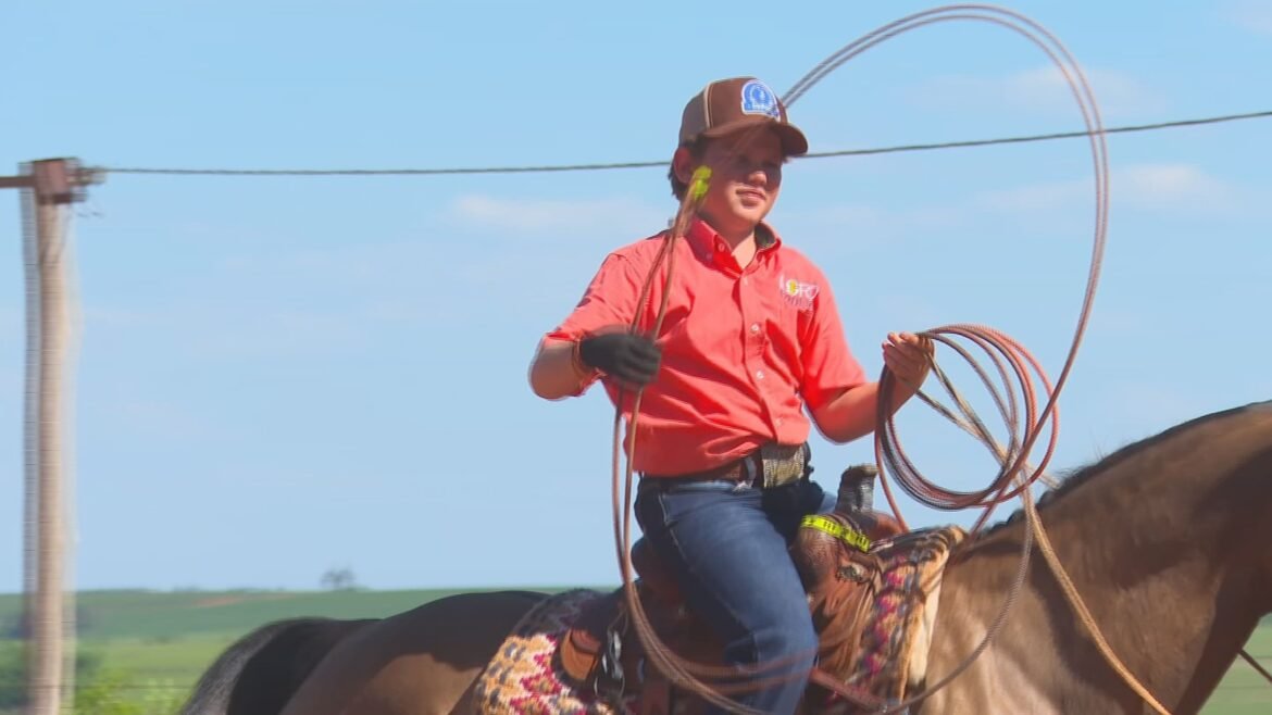 garoto-apaixonado-por-cavalos-coleciona-premiacoes-em-provas-de-laco-|-g1