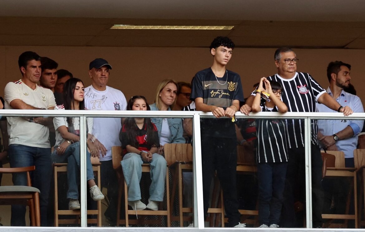 ministros-alexandre-de-moraes-e-flavio-dino-assistem-a-jogo-entre-flamengo-e-corinthians-em-brasilia