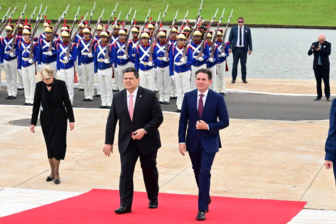 de-olho-na-pauta-legislativa-e-na-reeleicao,-lula-recebe-motta-e-lideres-da-camara-em-jantar-de-confraternizacao