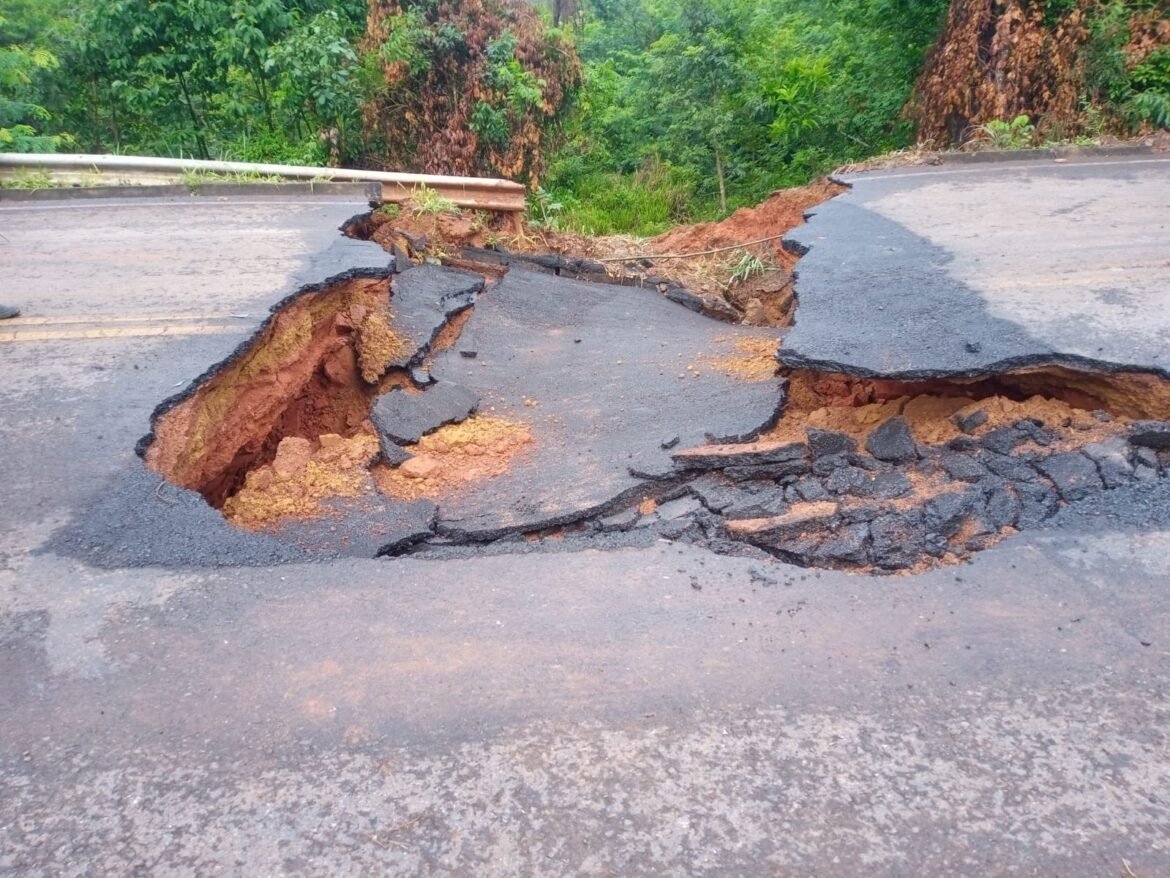 transito-na-mg-400-e-interditado-entre-buritis-e-formoso-apos-rompimento-de-bueiro
