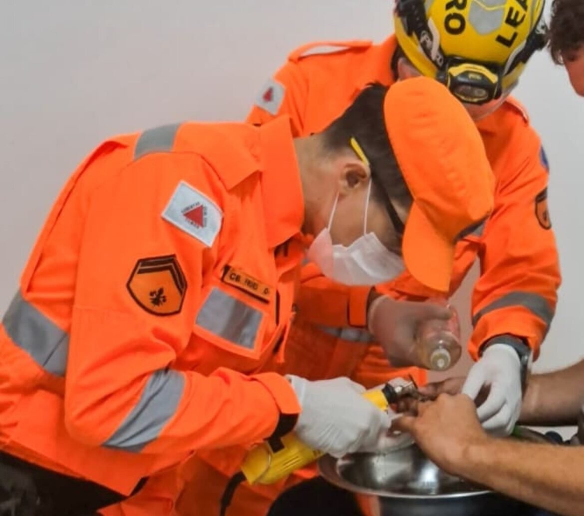 video-mostra-retirada-de-alianca-presa-em-dedo-apos-homem-descer-de-caminhao-em-mg