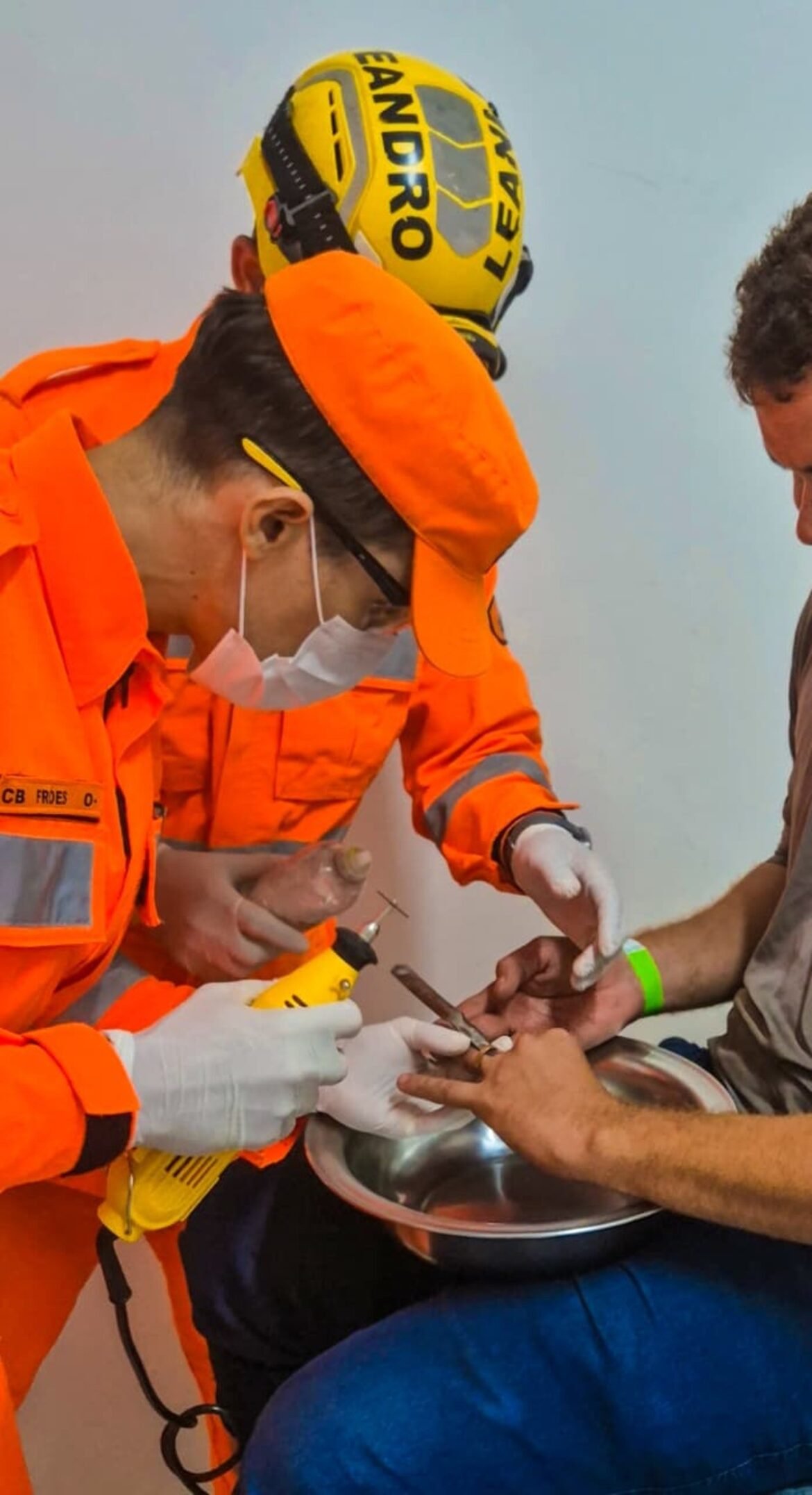 bombeiros-retiram-alianca-presa-em-dedo-apos-home-se-machucar-em-macaneta:-veja-o-que-se-sabe