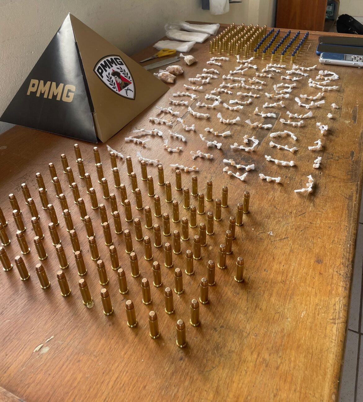 motorista-e-preso-transportando-200-municoes-em-assoalho-de-carro-na-mgc-135