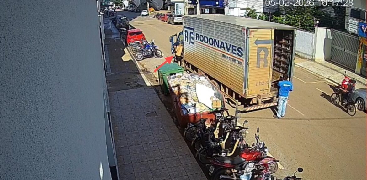 video-mostra-furto-de-celulares-em-caminhao-de-transportadora-durante-entrega-em-unai