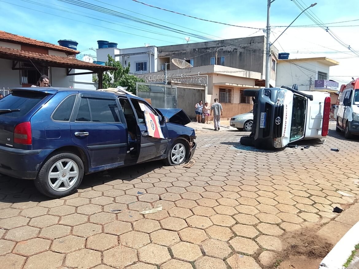 tres-pessoas-sao-socorridas-pelo-samu-apos-colisao-entre-carro-e-ambulancia-em-bocaiuva