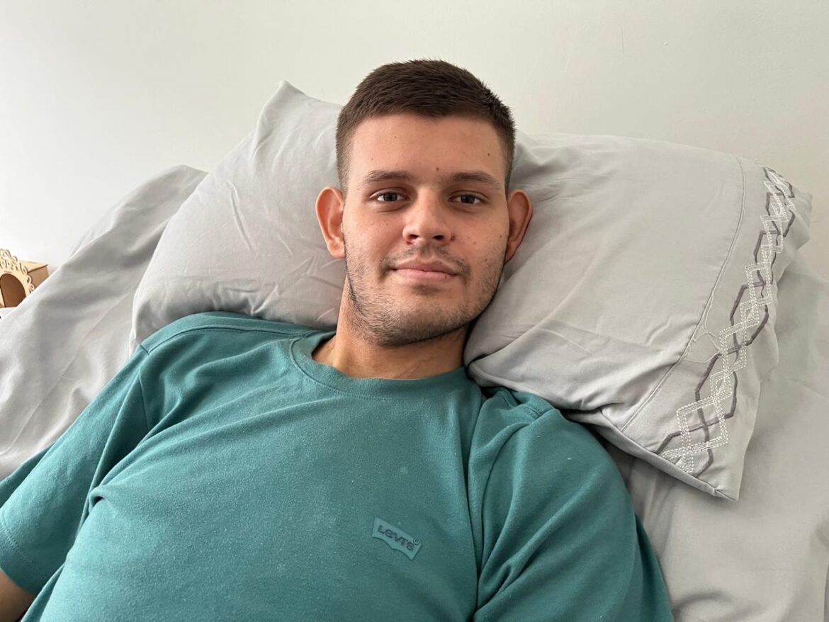 paciente-mais-jovem-do-pais-a-receber-polilaminina-relata-movimento-nas-maos:-‘nao-mexia-antes’